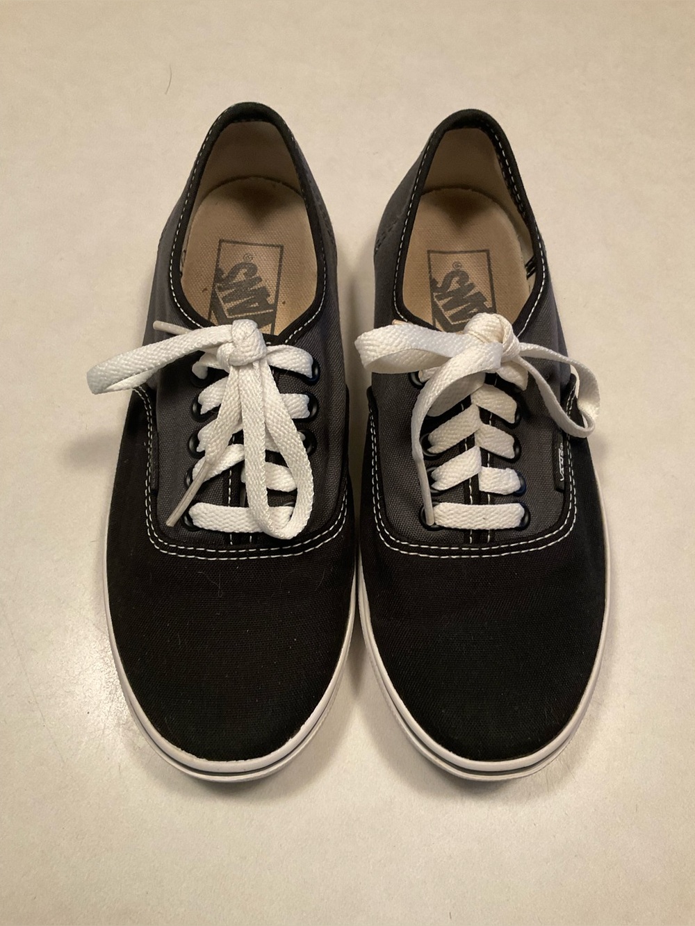 Vans Authentic Shoe
Lifestyle, Classic Icon, two tone Canvas